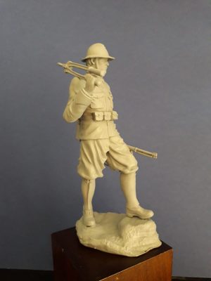 Fante italiano con pinza tagliafili WW1
